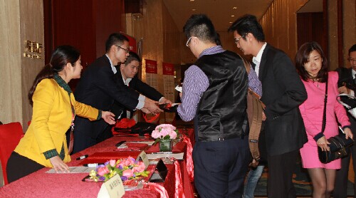 聽眾有序排隊(duì)進(jìn)行簽到