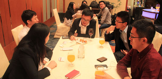 企業(yè)之間熱烈交談，分享成功之道