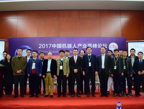 部分嘉賓與主辦方合影留念