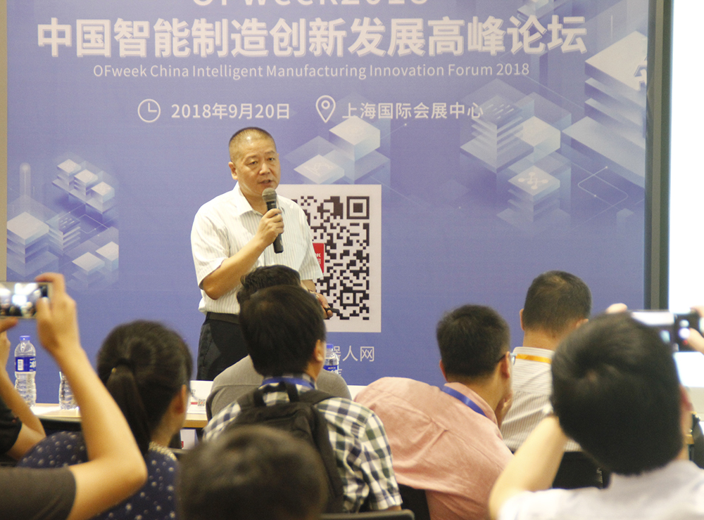 現場觀眾認真聽演講 拍照留下學習資料