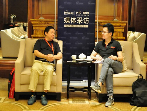 會后媒體對專家進行采訪