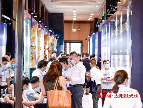 智慧光伏與儲能展區人來人往